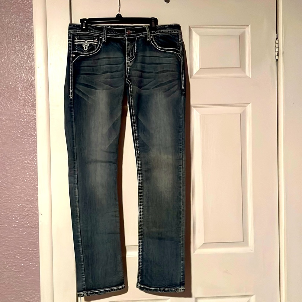 Never worn blue jeans nice stitching on f/b pockets surrounded with clear studs